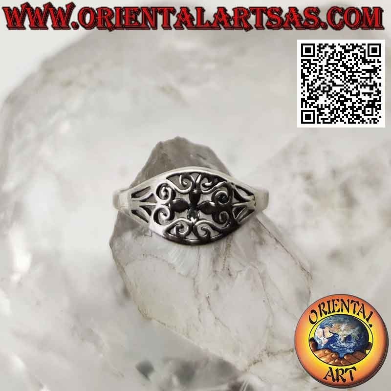 Anello in argento con stemma traforato croce con otto punte unite da greche