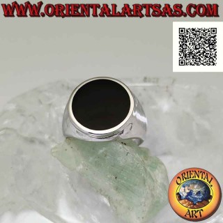 Bague en argent avec onyx rond plat sur monture lisse légèrement bordée Ø 15 mm