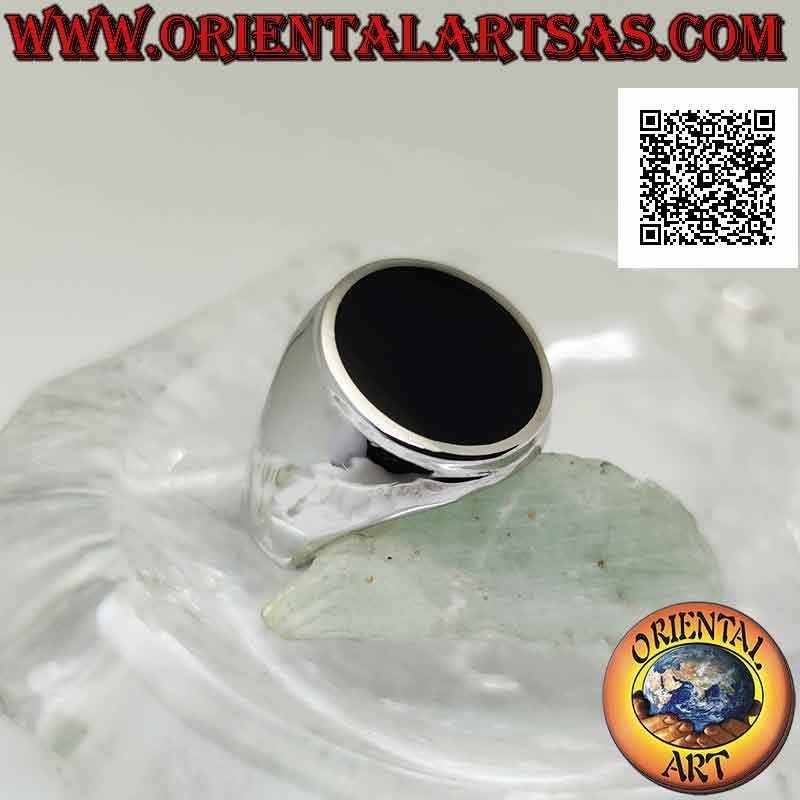 Anello in argento con onice tonda piatta su montatura liscia leggermente bordata da Ø 15 mm