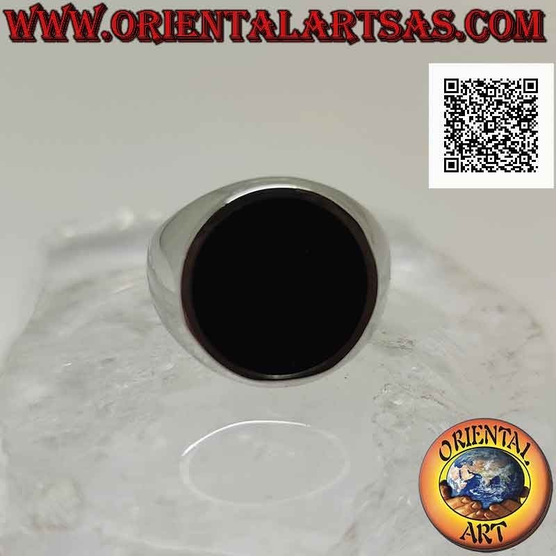Bague en argent avec onyx rond plat sur monture lisse légèrement bordée Ø 15 mm