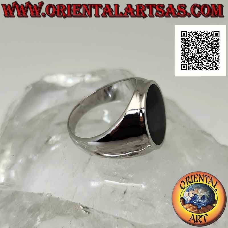 Bague en argent avec onyx rond plat sur monture lisse légèrement bordée Ø 15 mm