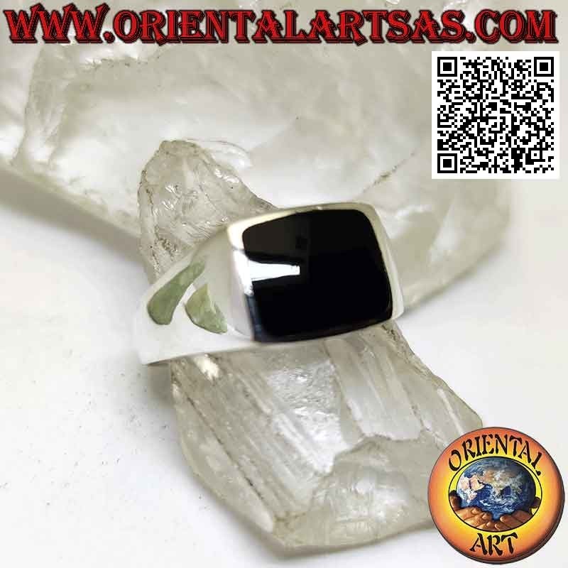 Sortija lisa y sencilla de plata con ónix rectangular biselado y curvo de 8x10 mm