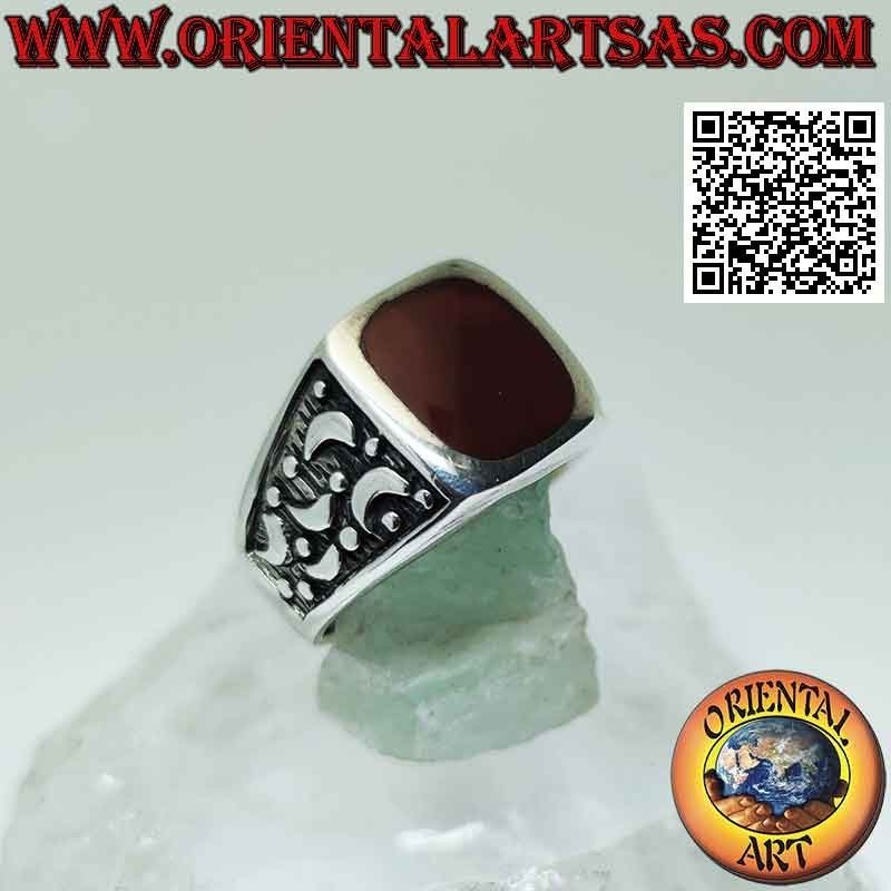 Bague en argent et corney avec des lunes latérales sculptées