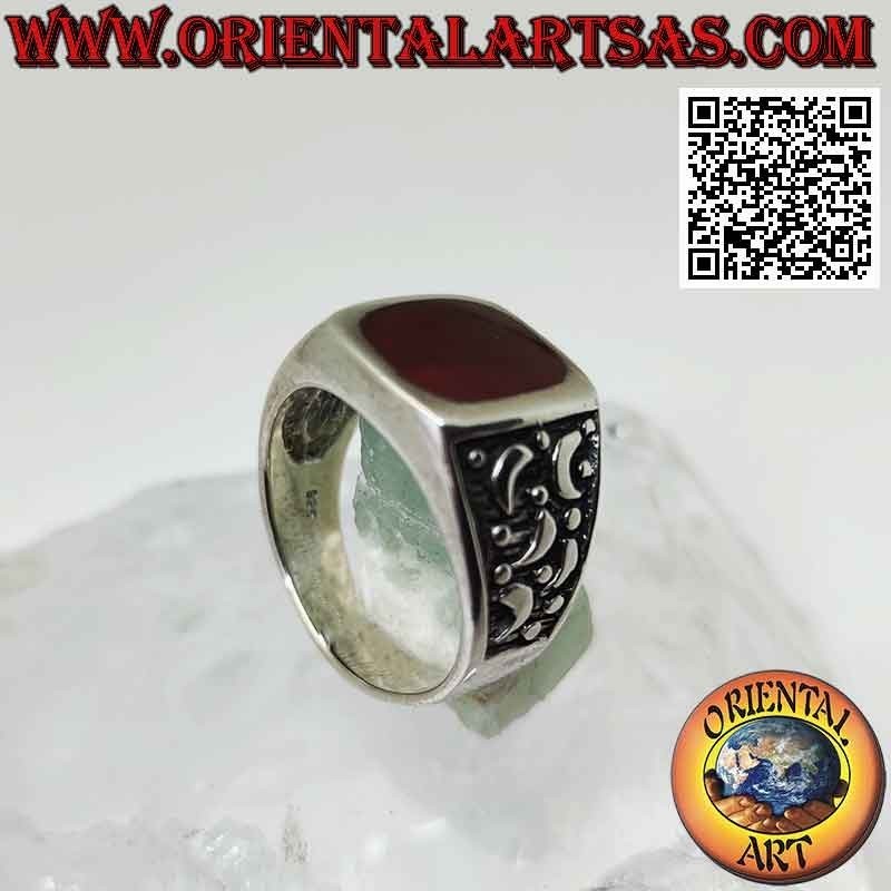 Anillo de plata y corney con lunas laterales talladas