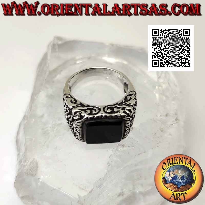 eingelegtem Silberring mit Onyx