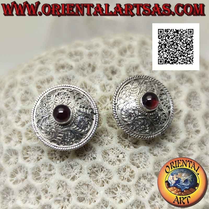Boucles d'oreilles en argent de lobe de bouclier arrondi décoré en filigrane avec grenat rond naturel au centre