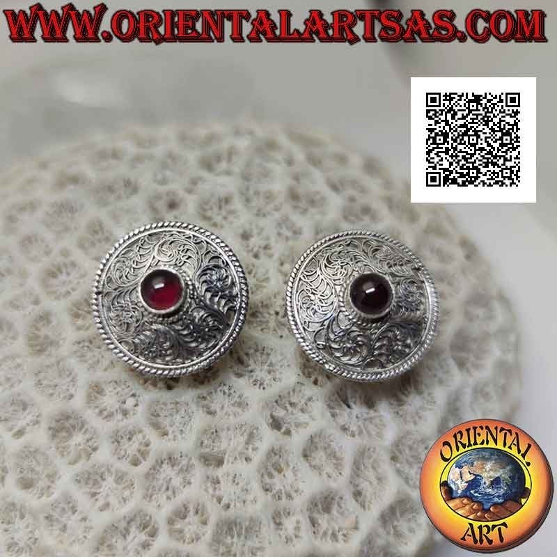 Boucles d'oreilles en argent de lobe de bouclier arrondi décoré en filigrane avec grenat rond naturel au centre