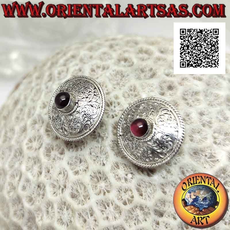 Pendientes de plata de lóbulo de escudo redondeado decorados en filigrana con granate redondo natural en el centro