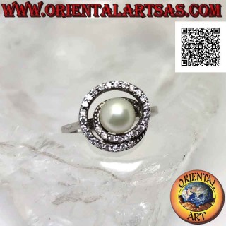 Anello in argento con perla di acqua dolce al centro di una spirale di zirconi