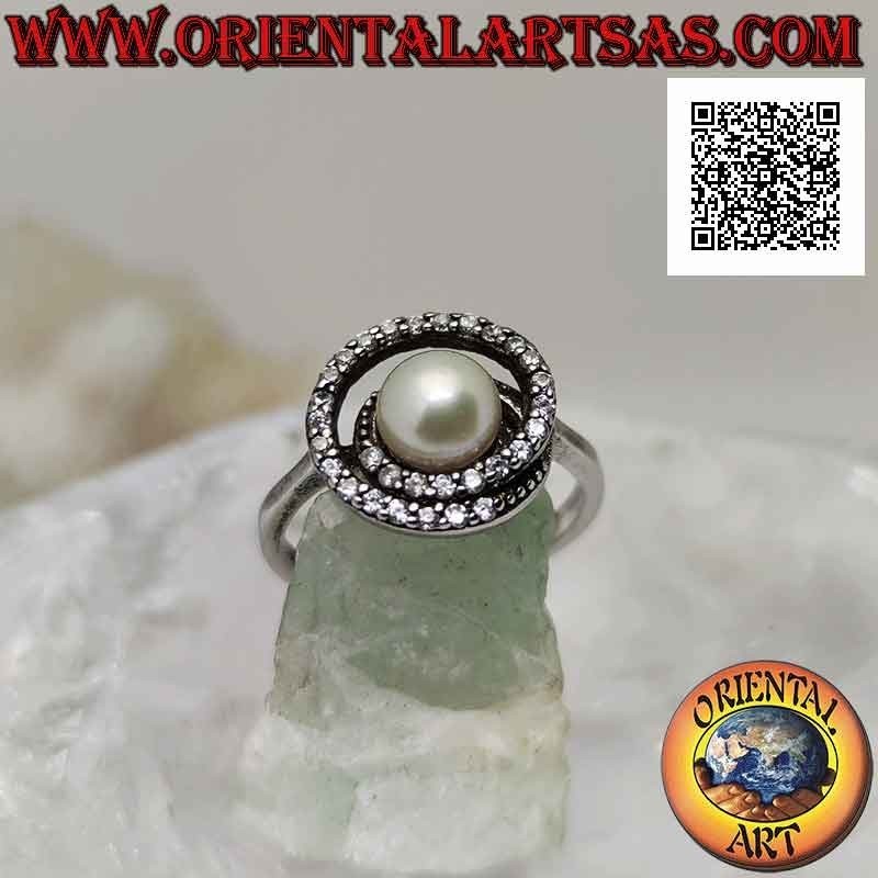 Anello in argento con perla di acqua dolce al centro di una spirale di zirconi
