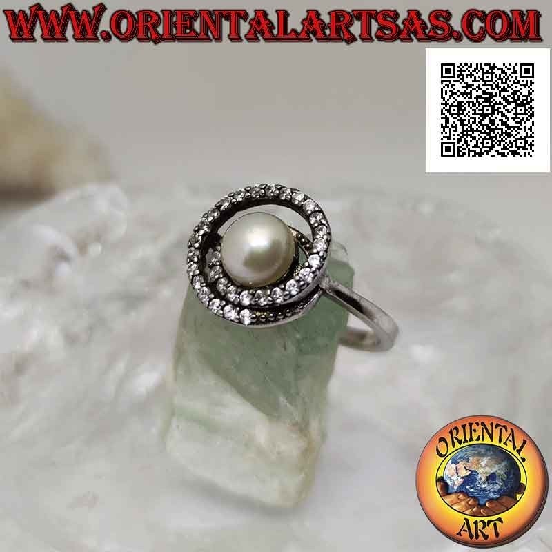 Bague en argent avec perle d'eau douce au centre d'une spirale de zircon