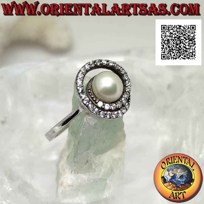 Anillo de plata con perla de agua dulce en el centro de una espiral de circón
