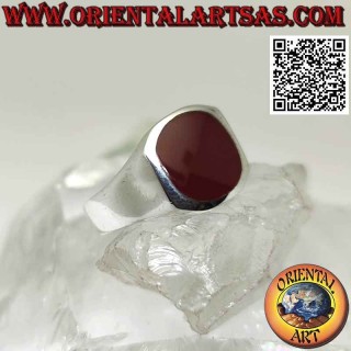 Anillo de plata con cornalina redonda al ras del borde en un marco cuadrado liso