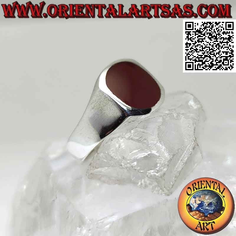 Bague en argent avec cornaline ronde au ras du bord sur un cadre carré lisse