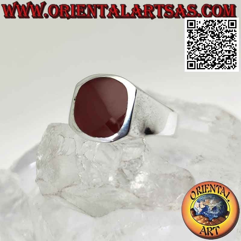 Bague en argent avec cornaline ronde au ras du bord sur un cadre carré lisse