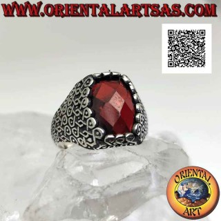 Silberring mit facettiertem ovalem Granat und geometrischer Reihe verschlungener Unendlichkeiten an den Seiten