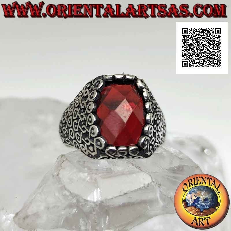 Bague en argent avec grenat ovale facetté et série géométrique d'infinis entrelacés sur les côtés