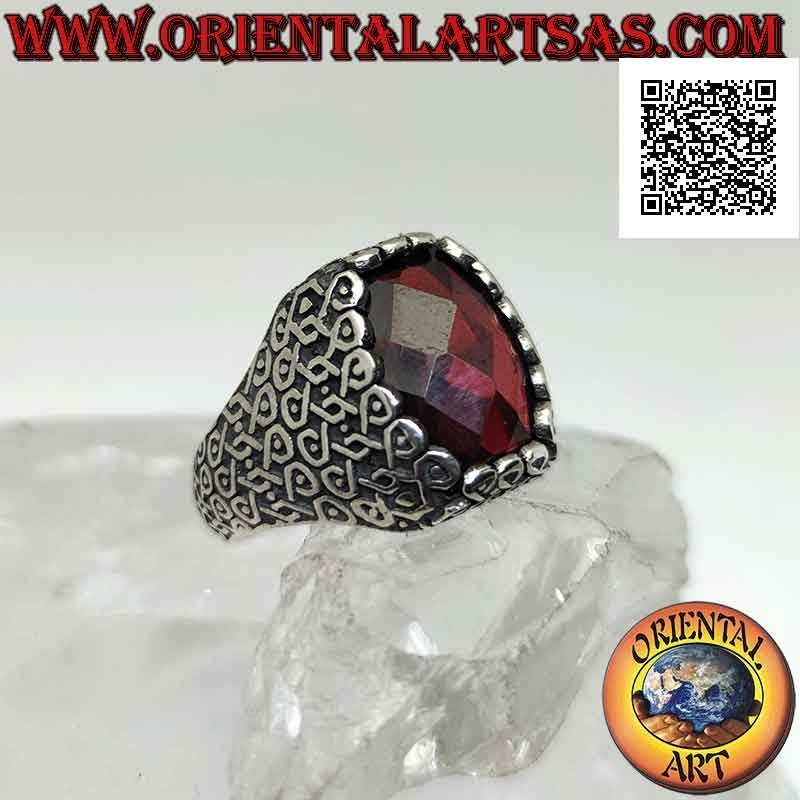 Bague en argent avec grenat ovale facetté et série géométrique d'infinis entrelacés sur les côtés
