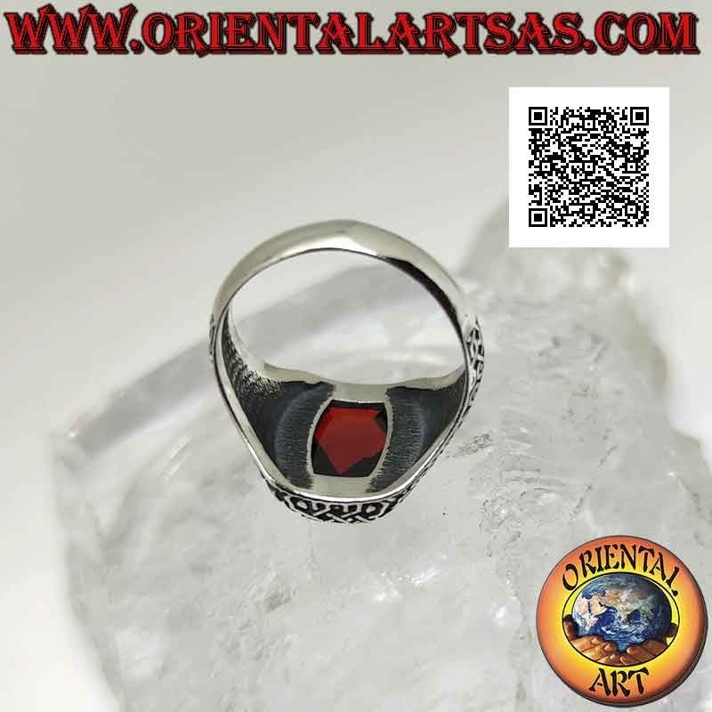 Anillo de plata con granate oval facetado y serie geométrica de infinitos entrelazados en los laterales
