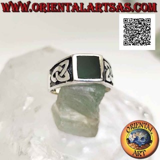 Anillo de plata con ágata verde cuadrada enrasada en el borde y triqueta en bajorrelieve en los laterales