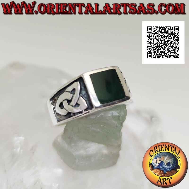 Anillo de plata con ágata verde cuadrada enrasada en el borde y triqueta en bajorrelieve en los laterales