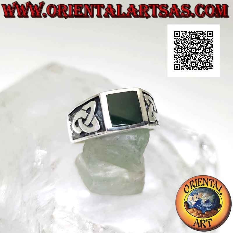 Anello in argento con agata verde quadrata a filo bordo e triquetra in bassorilievo sui lati