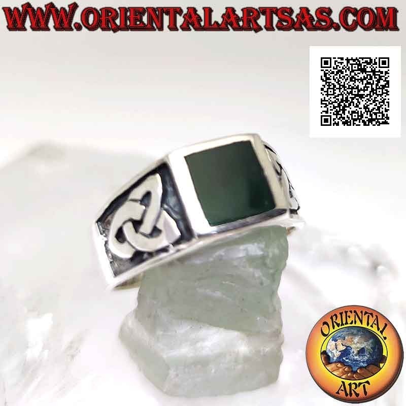 Anillo de plata con ágata verde cuadrada enrasada en el borde y triqueta en bajorrelieve en los laterales