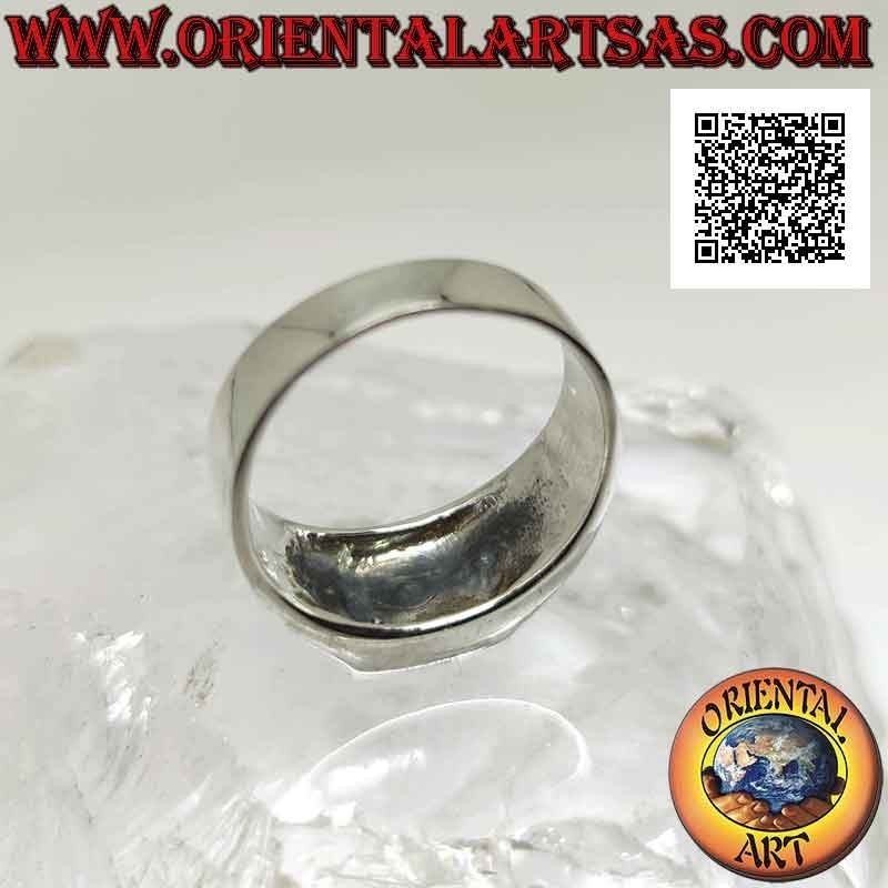 Anillo de plata con ágata verde cuadrada enrasada en el borde y triqueta en bajorrelieve en los laterales