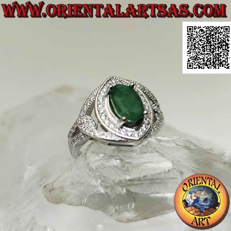 Anillo de plata con esmeralda natural ovalada engastada en un engaste tachonado de circonitas blancas