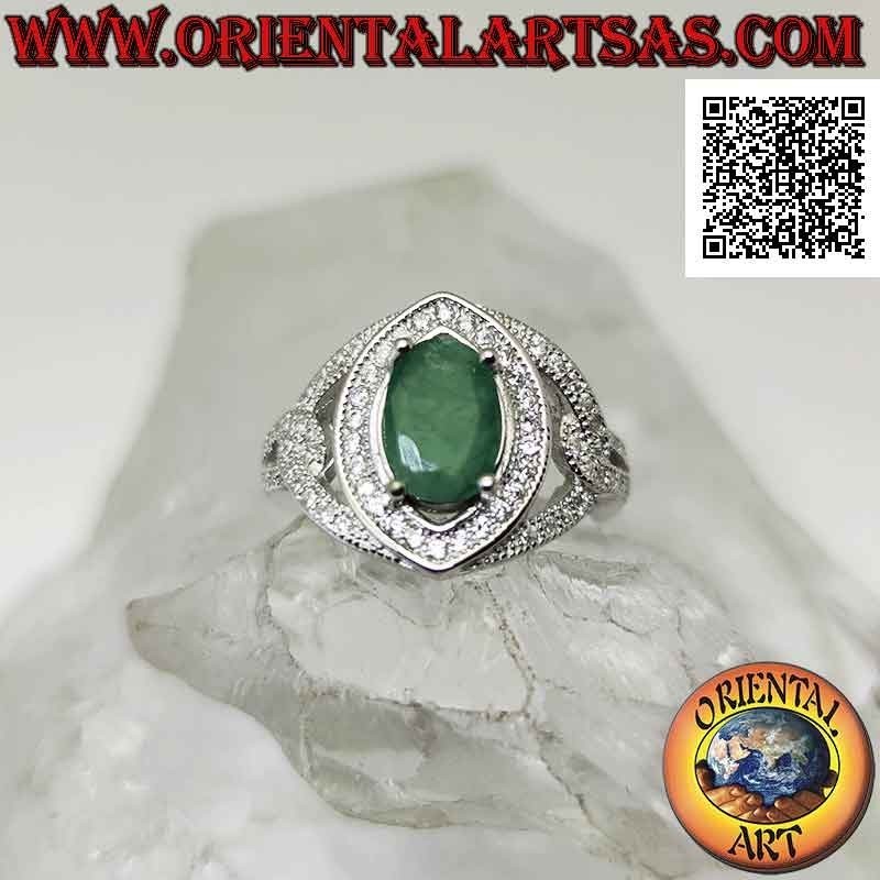 Bague en argent avec émeraude ovale naturelle sertie sur une monture sertie de zircons blancs