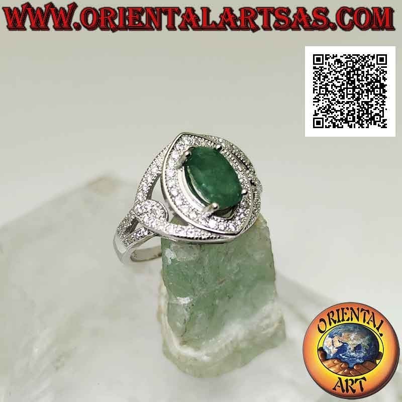 Bague en argent avec émeraude ovale naturelle sertie sur une monture sertie de zircons blancs