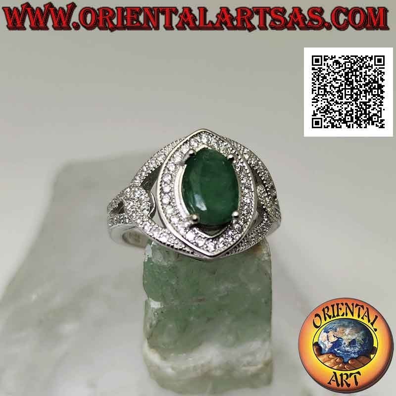 Anillo de plata con esmeralda natural ovalada engastada en un engaste tachonado de circonitas blancas