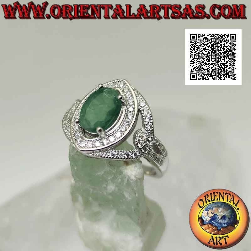 Anillo de plata con esmeralda natural ovalada engastada en un engaste tachonado de circonitas blancas