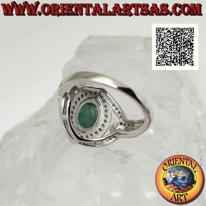Bague en argent avec émeraude ovale naturelle sertie sur une monture sertie de zircons blancs