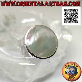 Bague en argent avec nacre ronde affleurante sur une monture lisse Ø 20 mm