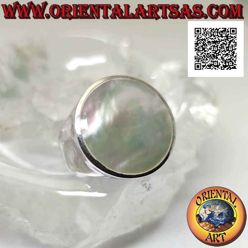 Silver ring with round mother-of-pearl flush with the edge on a smooth frame Ø 20 mm