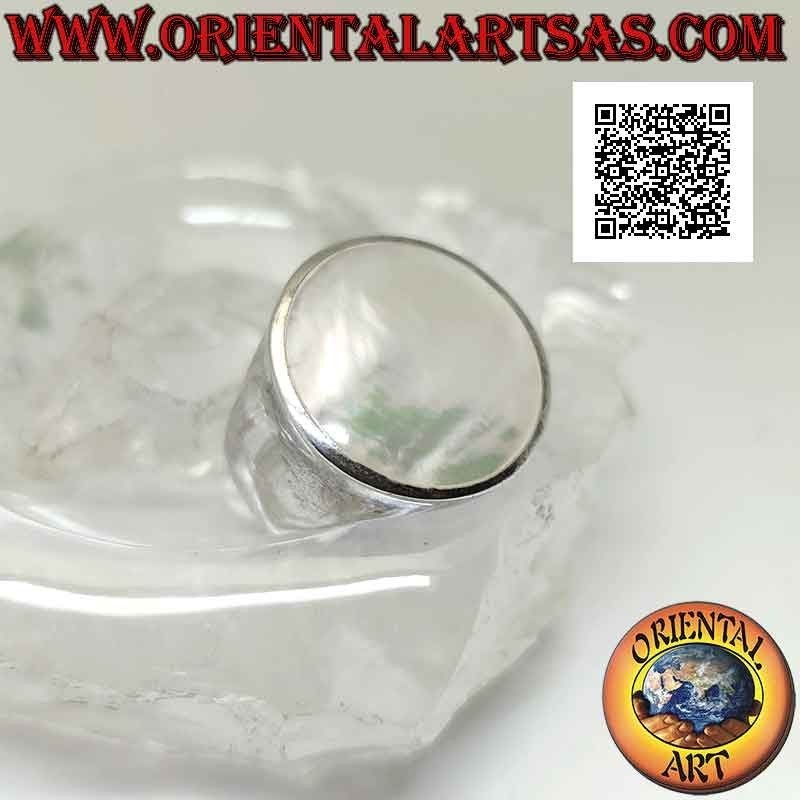 Silver ring with round mother-of-pearl flush with the edge on a smooth frame Ø 20 mm