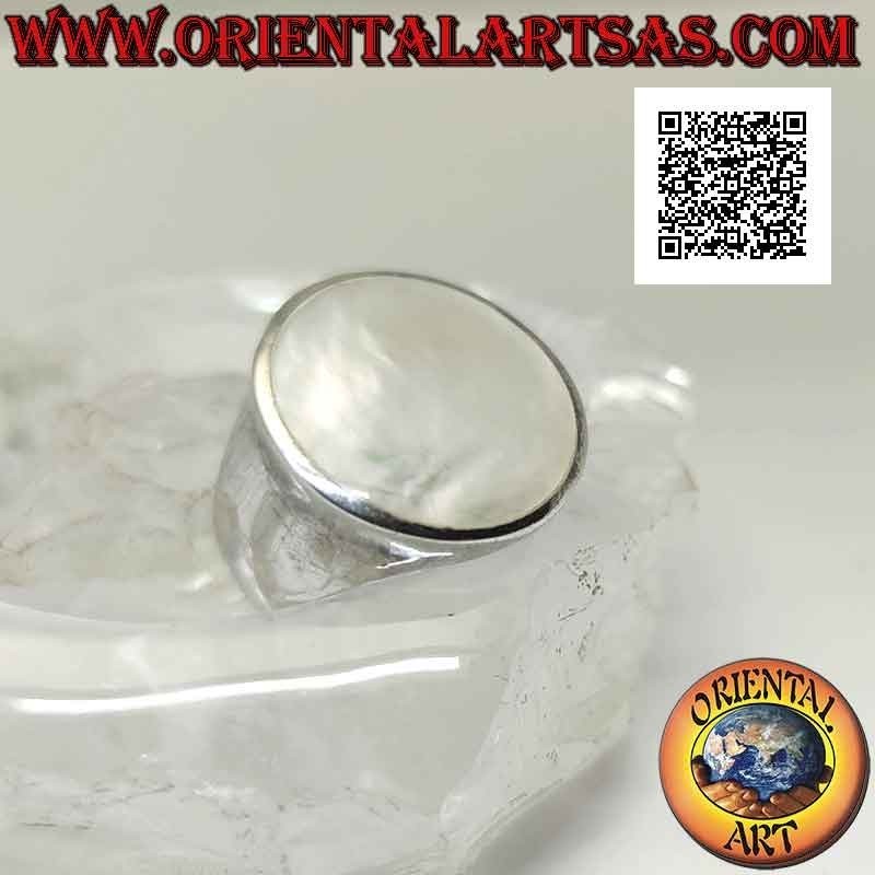 Bague en argent avec nacre ronde affleurante sur une monture lisse Ø 20 mm