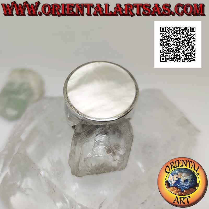 Anello in argento con madreperla tonda a filo bordo su montatura liscia Ø 20 mm