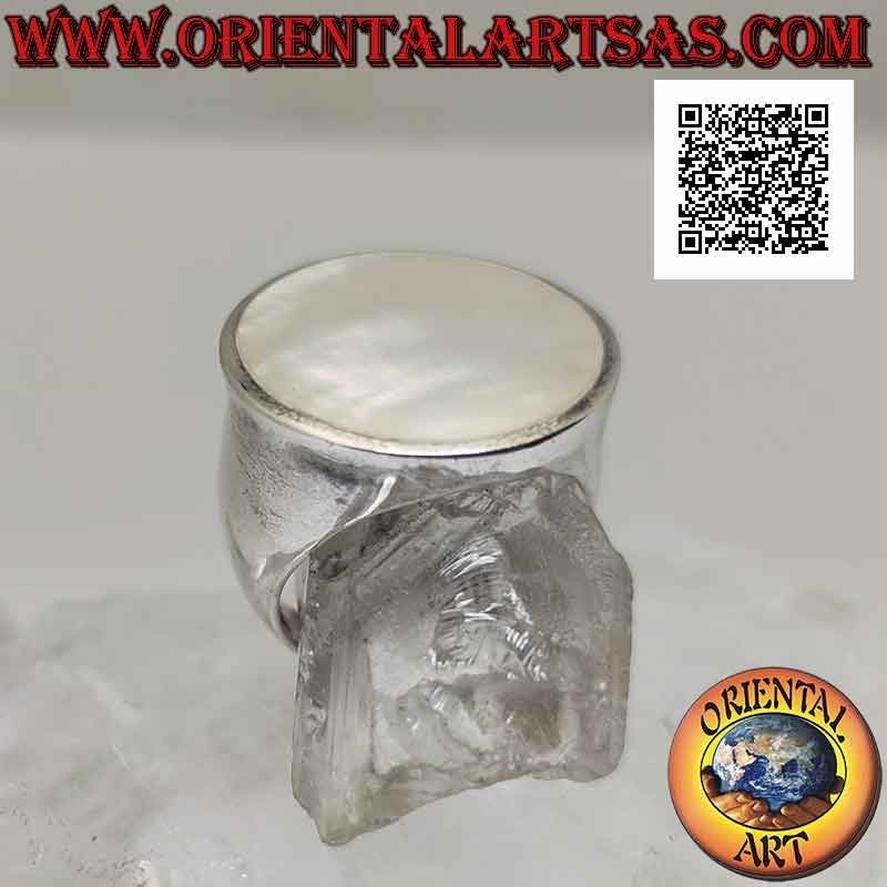 Silver ring with round mother-of-pearl flush with the edge on a smooth frame Ø 20 mm