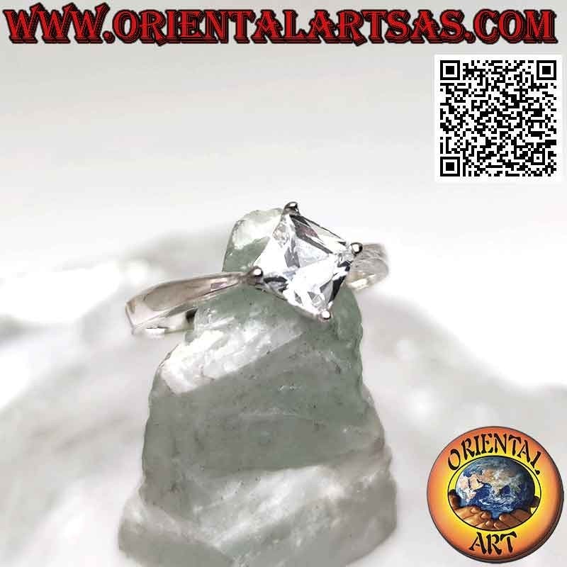 Anello in argento solitario con zircone bianco quadrato romboidale incastonato