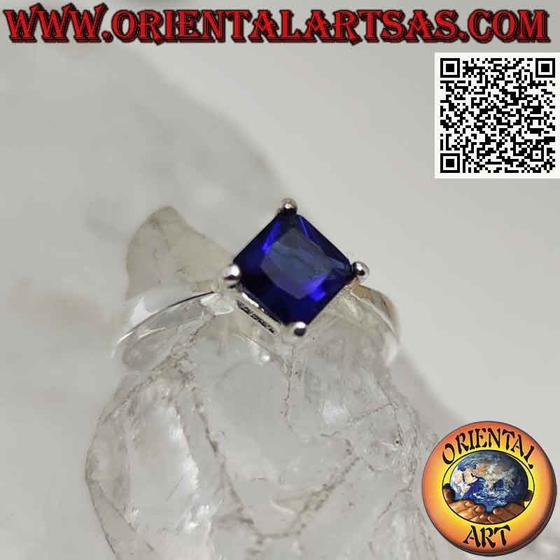Anillo solitario de plata con zafiro sintético romboidal cuadrado engastado