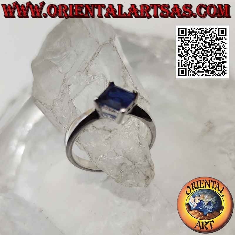 Anello in argento solitario con zaffiro di sintesi quadrato romboidale incastonato