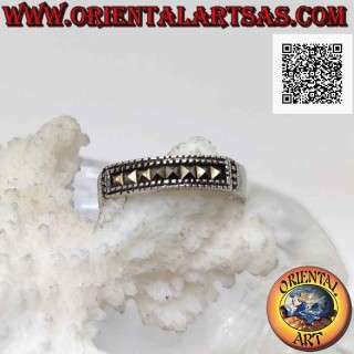 Bague en argent avec une rangée de marcassite encadrée d'un côté