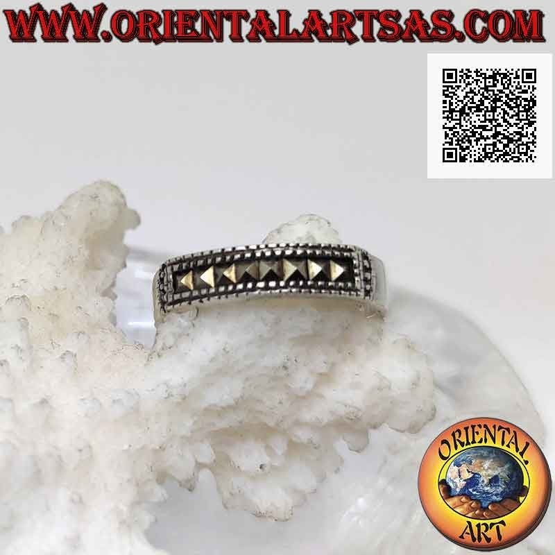 Anillo de plata con una fila de marcasita enmarcada en un lado