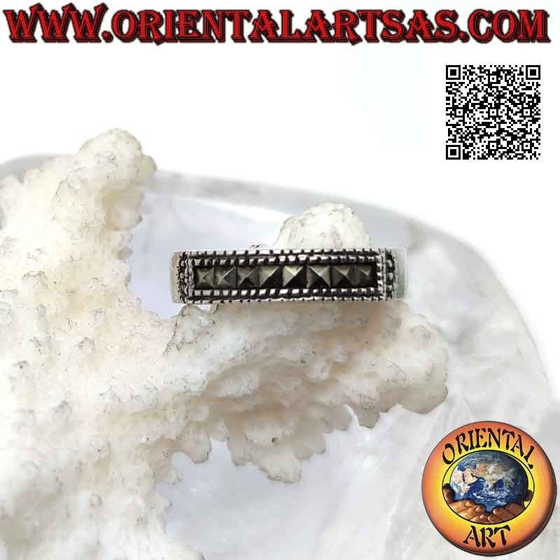 Anillo de plata con una fila de marcasita enmarcada en un lado