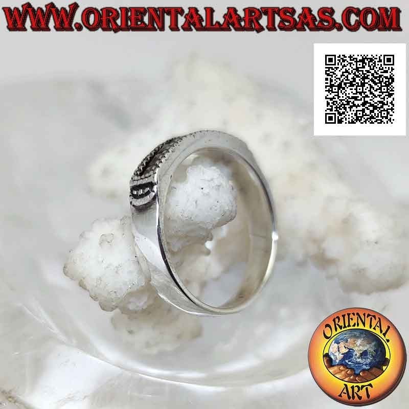 Bague en argent avec une rangée de marcassite encadrée d'un côté