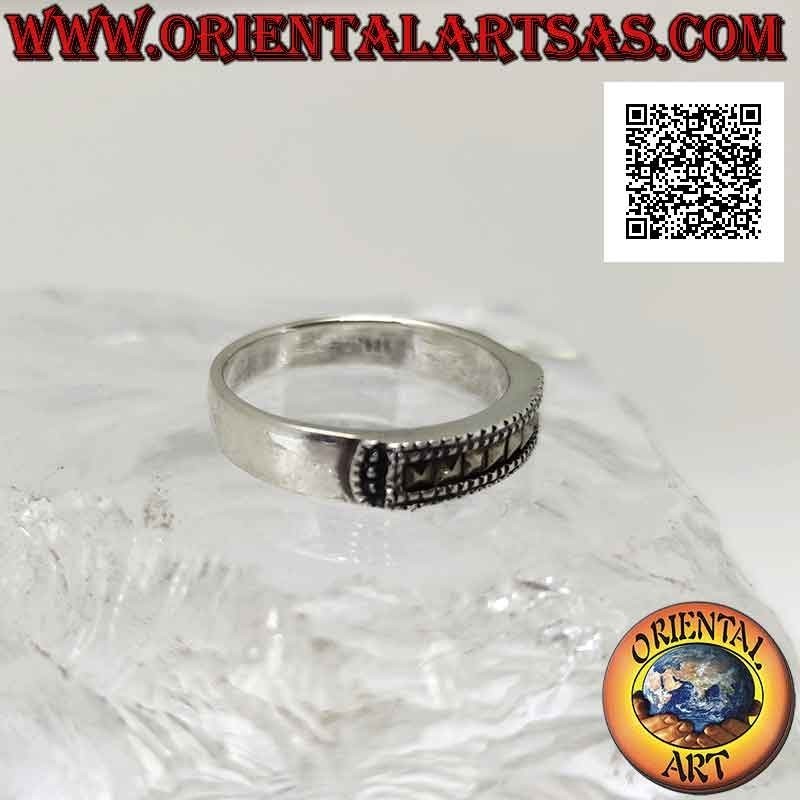 Anillo de plata con una fila de marcasita enmarcada en un lado