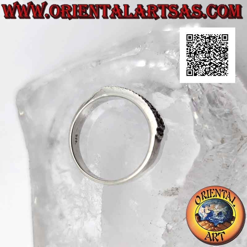 Anello in argento fedina con una fila di marcassite nel riquadro su una parte