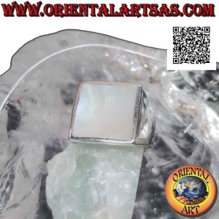 Anello in argento liscio con madreperla quadrata a filo bordo 13x13 mm
